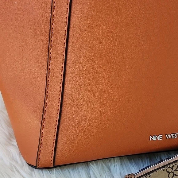 NWT NINE WEST DIANTHA CARRYALL SHOULDER BAG WITH WRISTLET - Picture 2 of 16